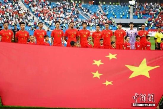 操纵沐日，医科年夜学女传授于胜男（齐芳 饰）来到光华布施会为贫民们看病问诊，巡捕房探长钟朗（钟汉良 饰）来此看望胜男，结识了昔时曾帮过胜男的布施会负责人佟叔叔。钟朗也借此机遇为胜男引荐了对她怙恃一案内幕有深切领会的人。因叛国罪羁押在法国人牢狱中的端木岩（高雄 饰）闪灼其词，令前来询问的女儿胜男很是懊末路。与此同时，和钟慧（涂黎曼 饰）了解的难平易近苏老伯被人杀戮，由此连累出一个持续难平易近杀戮事务。胜男从尸身中查验出神秘毒素，谁知却将灾难引到了本身身上。钟朗（钟汉良 饰）及其同伴韩非（释小龙 饰）参与查询拜访，而线索竟和端木岩联系在一路。                                  　　一路埋没着战争诡计的内幕渐渐显现，钟朗他们面对史无前例的邪恶敌手……